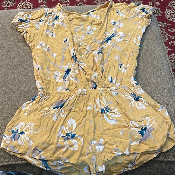 O'Neill Pants - O’Neill Shorts Romper Size Small Yellow Floral (BB)